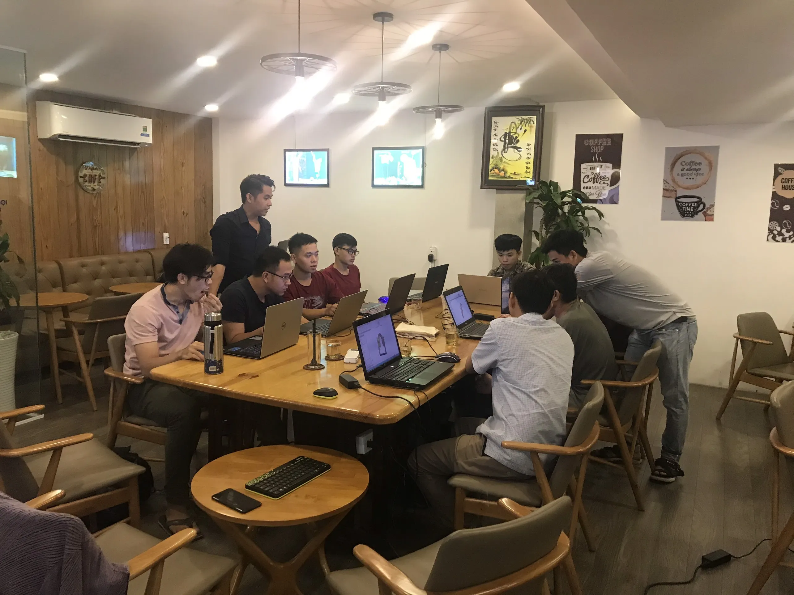 Lớp học AutoCAD cơ khí với học viên đang thực hành thiết kế trên máy tính