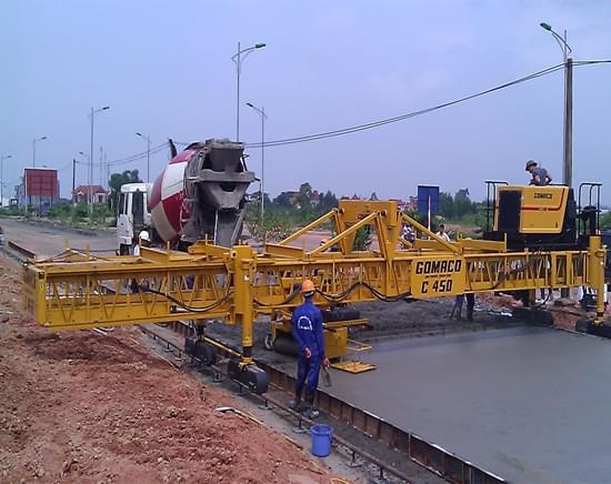 Máy lu nhẹ nhàng lu lèn lớp vật liệu phía trên vải địa kỹ thuật, đảm bảo độ chặt và không làm hư hại vải