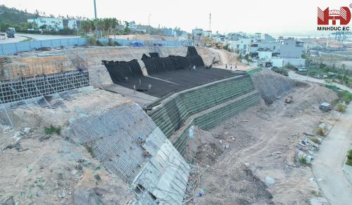 Lưới B40 được thi công để gia cố mái dốc công trình, ngăn ngừa sạt lở và xói mòn hiệu quả