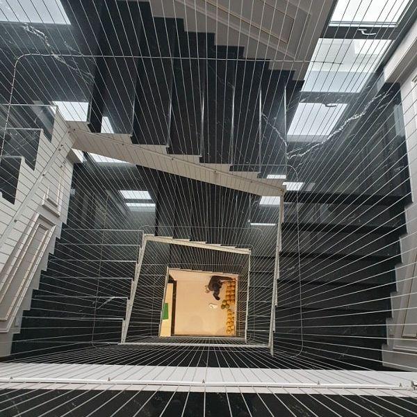 Lưới bao công trường với mật độ sợi thép dày, đảm bảo độ bền và an toàn tối đa cho khu vực thi công. Chi phí lắp đặt lưới này có thể cao hơn nhưng mang lại sự an tâm lâu dài về an ninh và bảo vệ công trình, đồng thời hỗ trợ ổn định địa chất tạm thời.