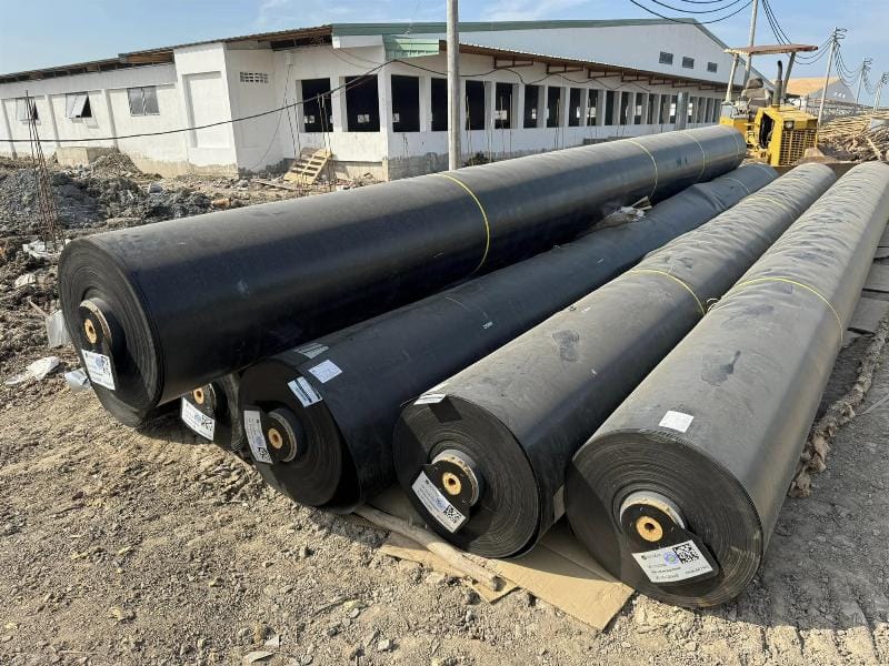 Màng chống thấm HDPE thiết kế cho ao hồ nước được thi công chuyên nghiệp