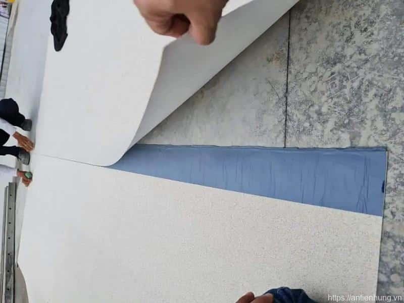 Màng chống thấm HDPE liên kết với gạch đá xây dựng lớp bảo vệ cho công trình