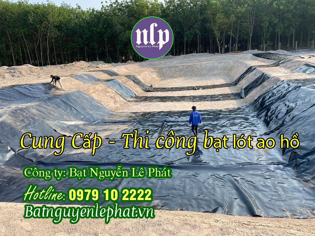Màng chống thấm HDPE liên kết bằng mối hàn kép được thi công tại khu vực bãi chôn lấp rác thải, đảm bảo ngăn chặn rò rỉ chất thải nguy hại ra môi trường