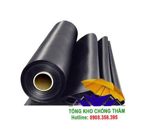 Màng HDPE bảo vệ kênh mương chống thấm đang thi công, các công nhân đang trải và hàn nối các tấm bạt lớn một cách cẩn thận trên bề mặt đất đã được san lấp.