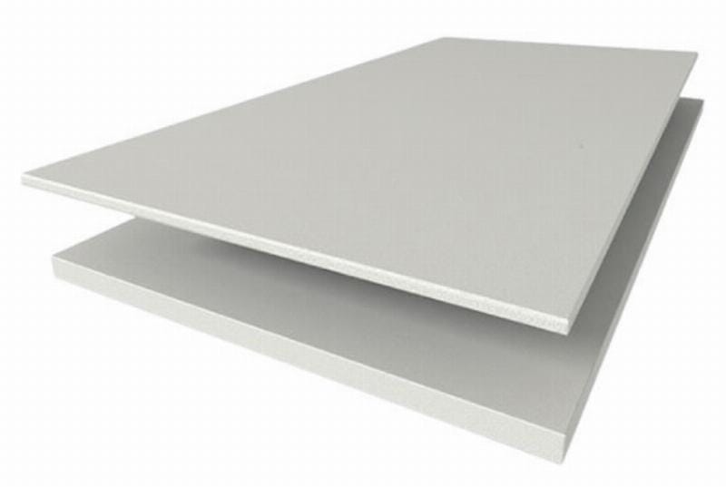 Màng HDPE được lắp đặt cẩn thận dưới lớp bê tông mới, đóng vai trò bảo vệ khỏi tải trọng và các yếu tố gây hại trong quá trình thi công và vận hành.