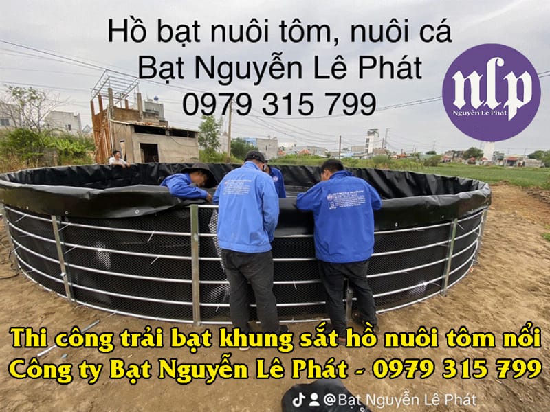 Màng chống thấm HDPE dày 2mm được sử dụng để lót đáy và thành ao nuôi tôm, giúp giữ nước hiệu quả và ngăn ngừa ô nhiễm.