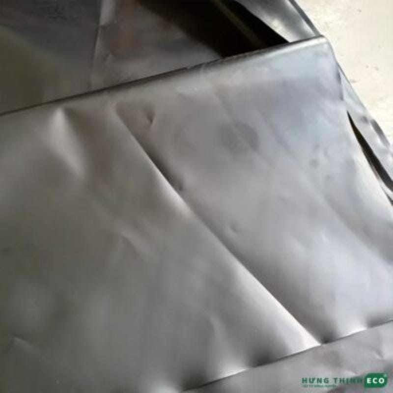 Màng HDPE 0.5 mm được sử dụng làm lớp lót chống thấm cho hồ chứa nước thải công nghiệp, ngăn chặn ô nhiễm môi trường.