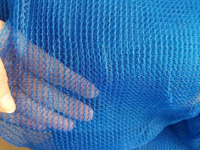 Màng HDPE yêu cầu rào chắn xung quanh hố móng để bảo vệ chống lại tác động cơ học từ thiết bị thi công và vật liệu rơi vãi, đảm bảo tính toàn vẹn của lớp chống thấm.