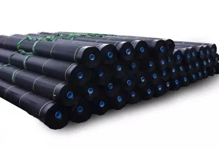 Màng chống thấm HDPE Solmax đang được thi công trong một dự án xây dựng, cho thấy tính linh hoạt và khả năng ứng dụng rộng rãi