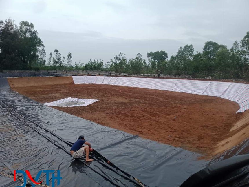 Alt text: Minh họa quy trình hàn nối màng HDPE bằng máy hàn chuyên dụng trên công trường, đảm bảo độ kín khít cho lớp chống thấm