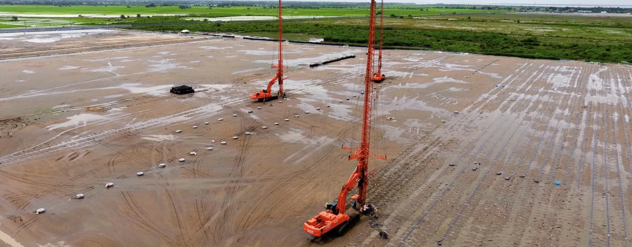 Alt text: Hình ảnh minh họa quy trình khoan địa chất lấy mẫu đất tại công trường xây dựng để phân tích tính chất nền móng