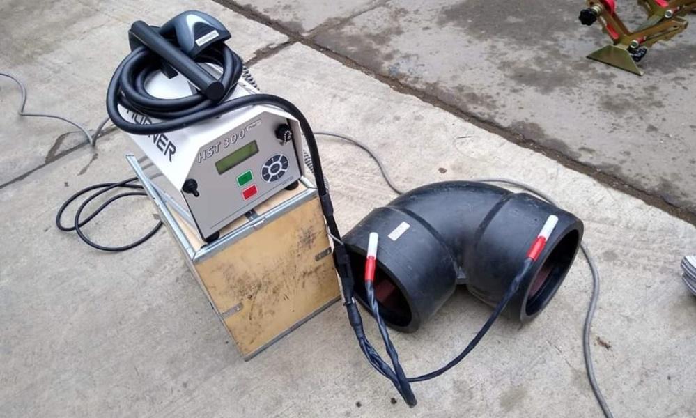 Máy hàn bạt HDPE cũ đang được kiểm tra kỹ lưỡng trước khi bàn giao cho khách hàng, đảm bảo mọi chức năng hoạt động tốt và mối hàn bền chặt cho các dự án địa kỹ thuật.