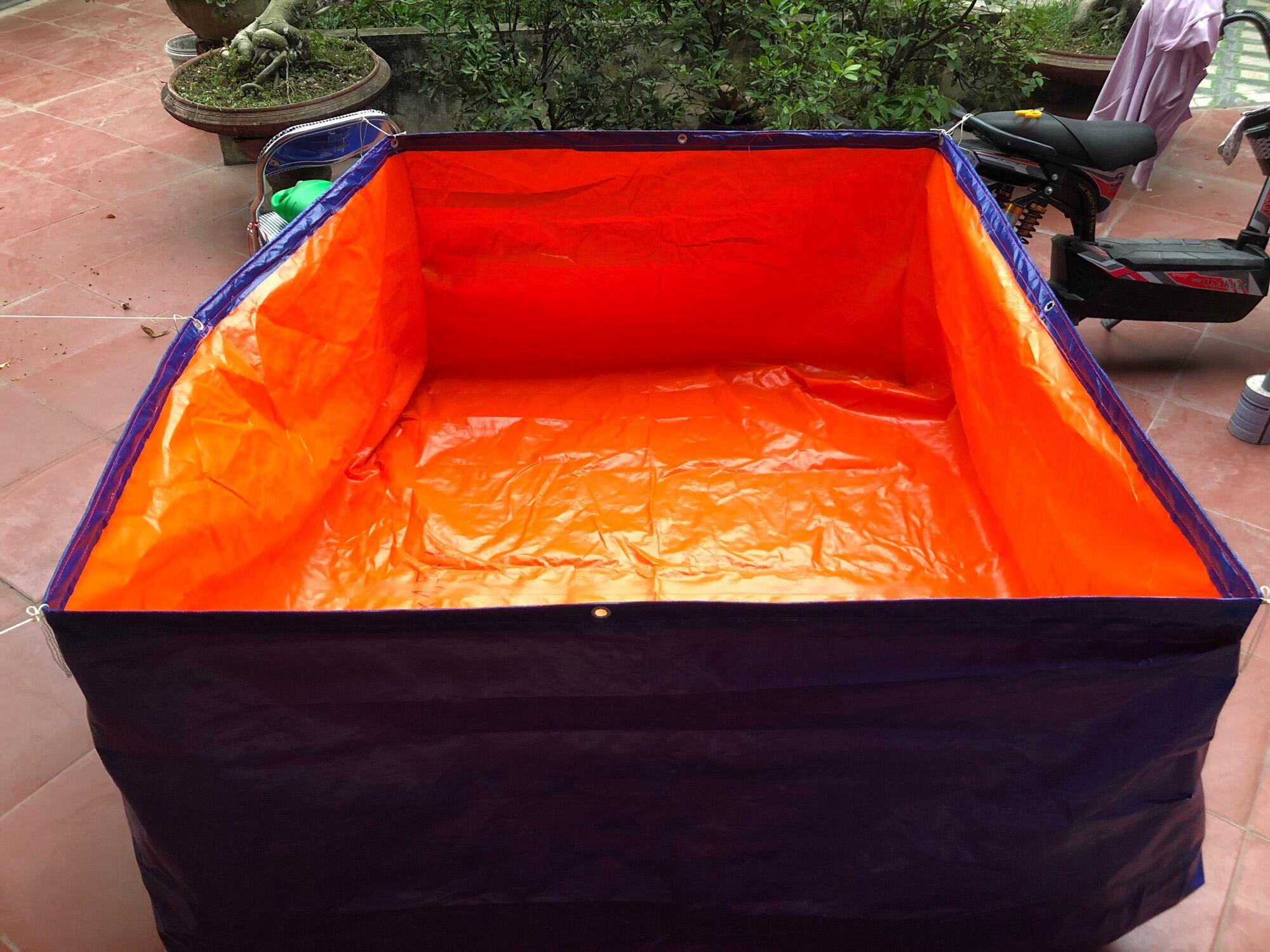 Máy hàn nhiệt bạt HDPE đang được sử dụng để nối các tấm bạt HDPE trong một công trình xây dựng, tạo ra mối nối chắc chắn và liền mạch, đảm bảo tính chống thấm hiệu quả.