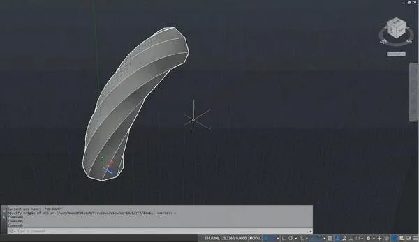 Minh họa lệnh Sweep trong AutoCAD 2020, một đa giác được quét dọc theo một đường dẫn cung, tạo ra hình dạng 3D phức tạp.