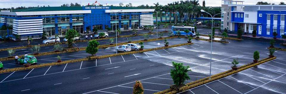 Kỹ thuật viên đang sử dụng thiết bị để kiểm tra sự thông suốt của ống địa kỹ thuật sau khi lắp đặt