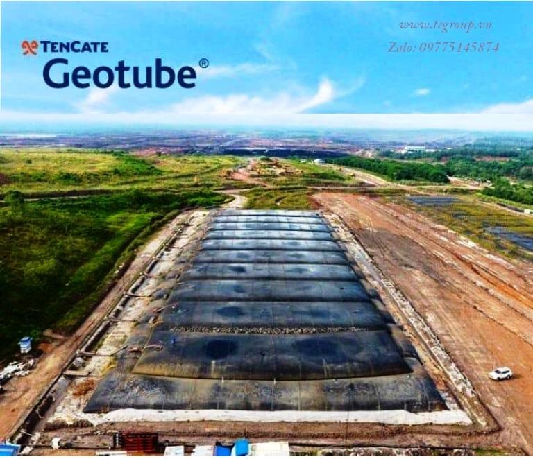 ống địa kỹ thuật được bơm bùn trong thi công đê chắn bùn