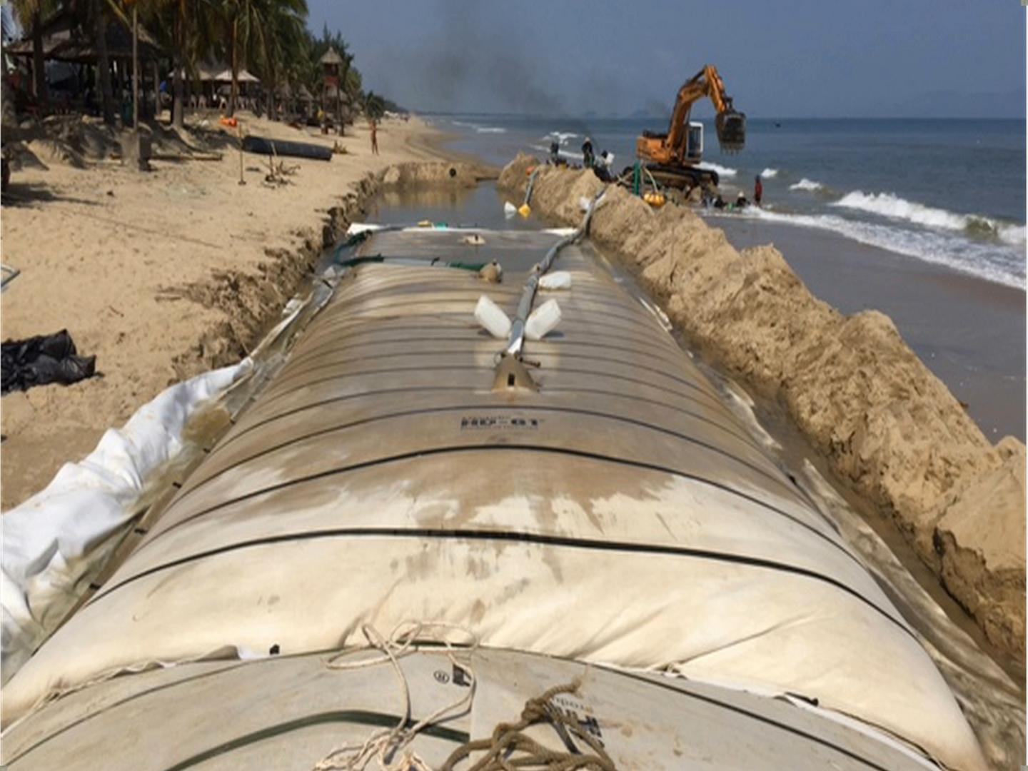 ống địa kỹ thuật được triển khai thi công làm đê chắn sóng trên biển
