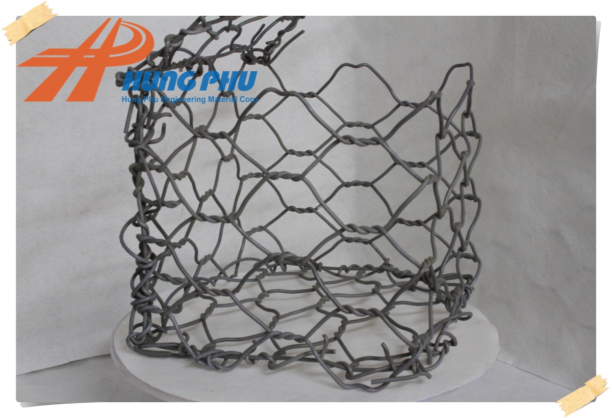 Ong thoat nuoc bang HDPE duoc lap dat duoi nen duong cao toc trong mot du an xay dung co so ha tang giao thong tai Viet Nam