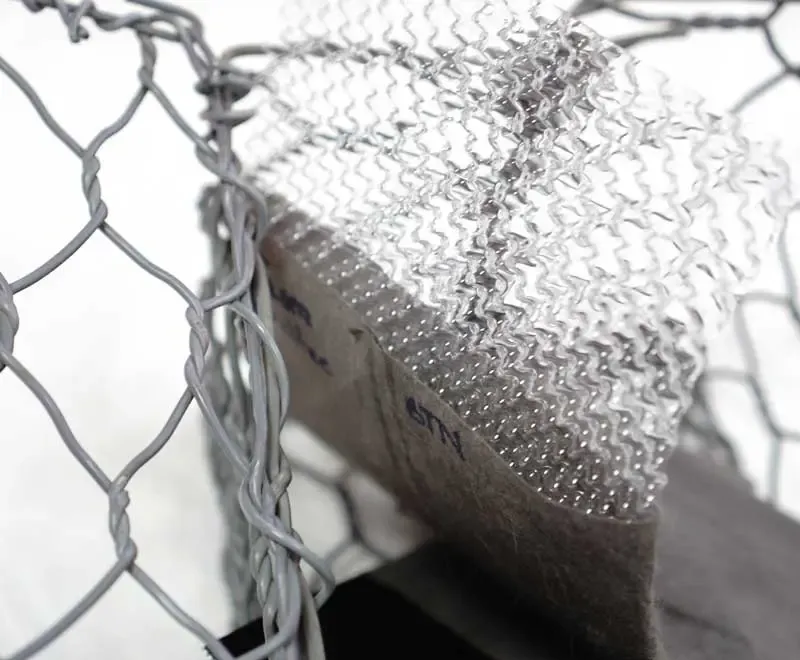 Mô phỏng cách bấc thấm được lắp đặt trong nền đất yếu để đẩy nhanh quá trình cố kết, minh họa dòng nước di chuyển vào lõi bấc thấm