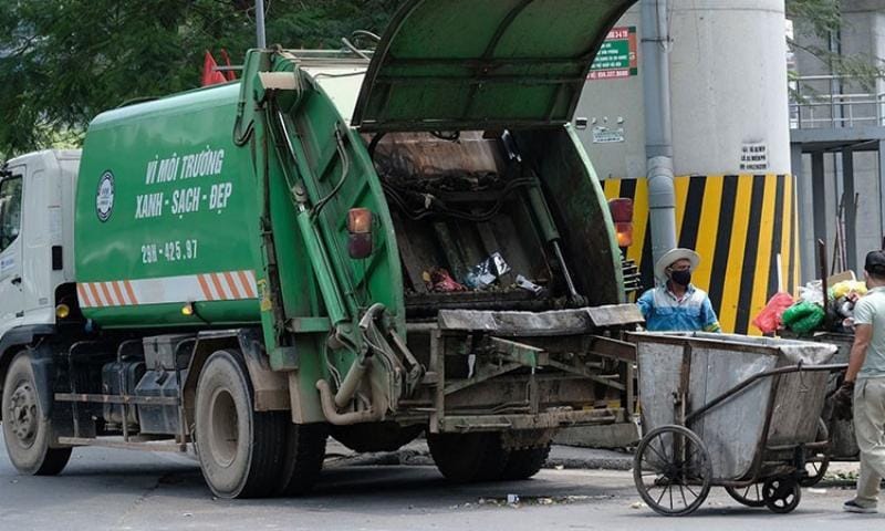 Bãi chứa chất thải nguy hại được quy hoạch bài bản trong khu công nghiệp, có biển báo rõ ràng và hệ thống thu gom rò rỉ, thể hiện sự tuân thủ quy định về quản lý chất thải nguy hại.