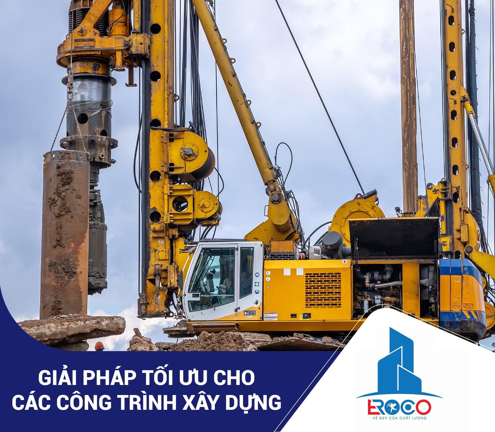 Công nhân thi công nhồi cát vào ống địa kỹ thuật, một bước quan trọng trong việc gia cố nền đất yếu ven biển