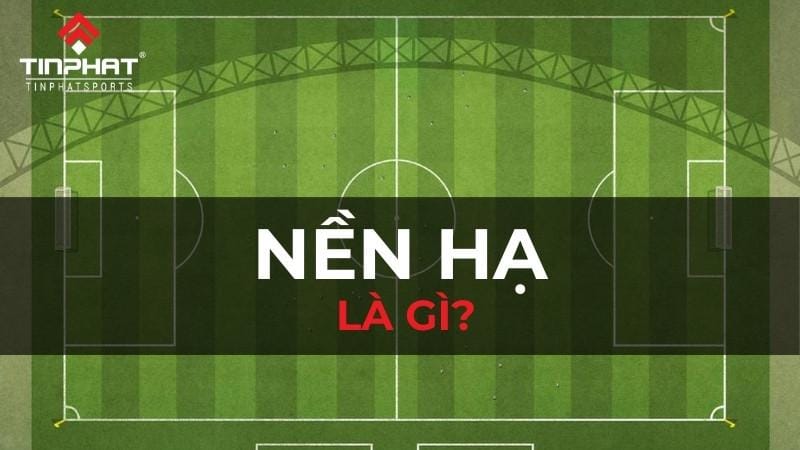 Công nhân đang cẩn thận trải một tấm vải địa kỹ thuật lên nền đất, chuẩn bị cho việc rải lớp đá dăm tiếp theo, một bước quan trọng trong quy trình thi công.