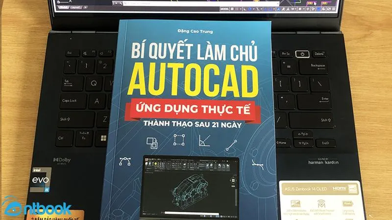 Sinh viên đang học AutoCAD với tài liệu cơ bản về giao diện và các lệnh vẽ ban đầu, minh họa cho việc học thiết kế kỹ thuật.