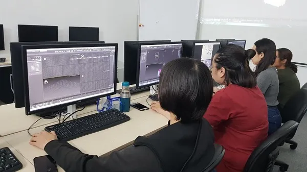 Sinh viên kiến trúc và kỹ sư trẻ tham gia lớp học AutoCAD để nâng cao kỹ năng thiết kế.