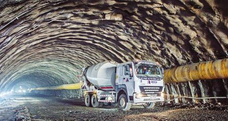 Kỹ sư địa kỹ thuật giám sát việc thi công bấc thấm, đảm bảo khoảng cách giữa các hàng bấc thấm phải đồng đều và hợp lý cho dự án hạ tầng quan trọng