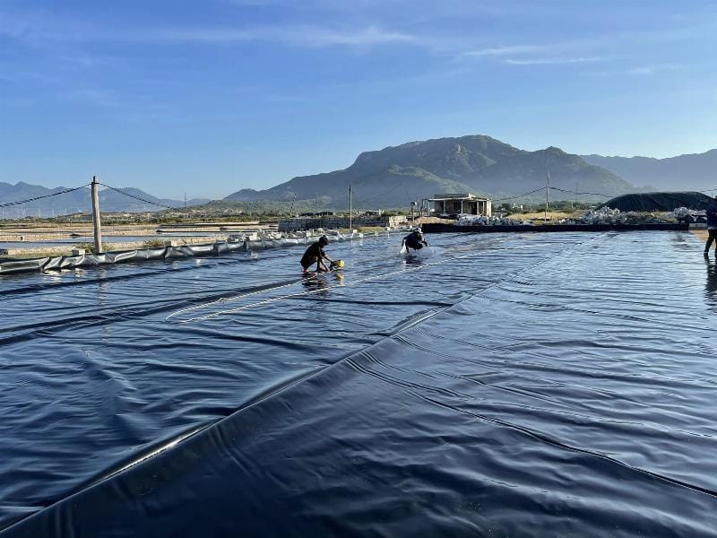 Kiểm tra mối hàn bạt HDPE bằng áp suất không khí trước khi áp dụng thí nghiệm chân không để phát hiện rò rỉ.