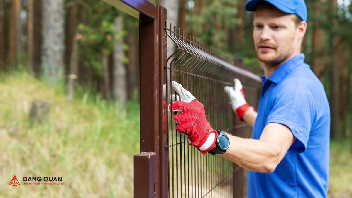 Thi công hàng rào lưới thép hàn cần tuân thủ quy trình để đảm bảo độ vững chắc và an toàn.
