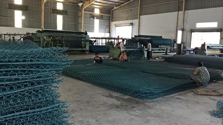 Công nhân đang thi công kè rọ đá bằng tay một cách nhanh chóng