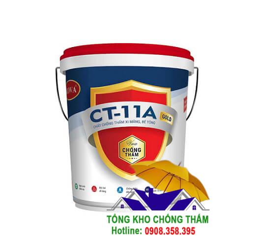 Kỹ thuật viên thi công sơn Kova CT11A bằng con lăn cho khu vực tường đứng, đảm bảo lớp chống thấm đều và hiệu quả.