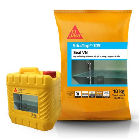 Thợ thi công chống thấm bằng Sika Latex TH cho ban công, sử dụng rulo để đảm bảo lớp phủ đều và mịn.