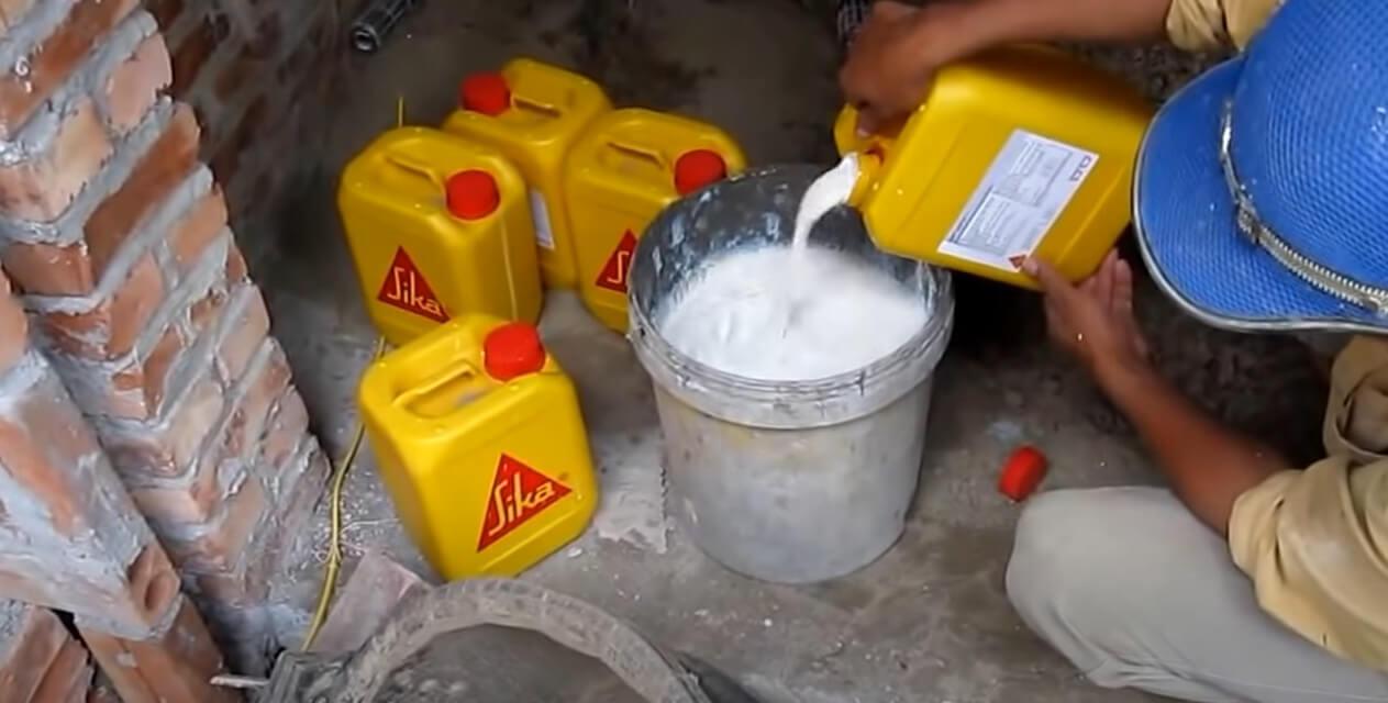 Sử dụng cọ để quét đều lớp chống thấm Sikatop Seal 107 thứ nhất lên bề mặt