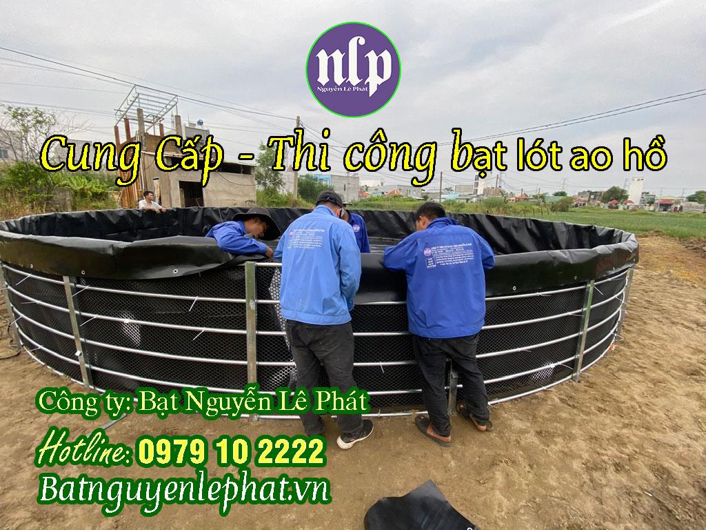 Công nhân đang tiến hành thi công màng chống thấm HDPE cho đáy hồ chứa nước, đảm bảo độ kín khít và khả năng chống thấm tuyệt đối, ngăn ngừa thất thoát nước và bảo vệ công trình.