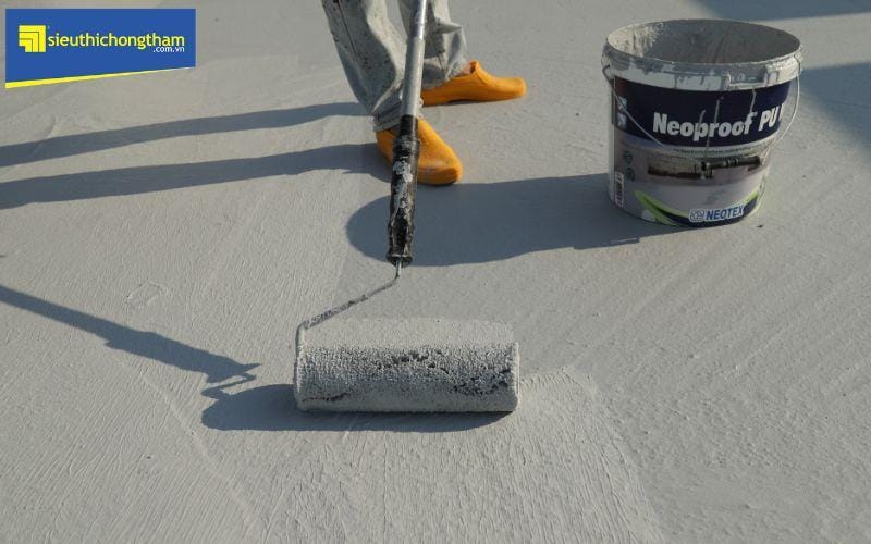 Đội ngũ thi công chuyên nghiệp đang thực hiện quy trình xử lý chống thấm cho mái nhà bằng màng bitum