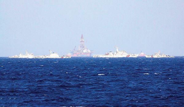 Một giàn khoan địa kỹ thuật cỡ lớn đang hoạt động trên một công trường, với mũi khoan đang xuyên sâu vào lòng đất. Hình ảnh cho thấy sự chuyên nghiệp và quy mô của công tác khảo sát địa chất công trình.