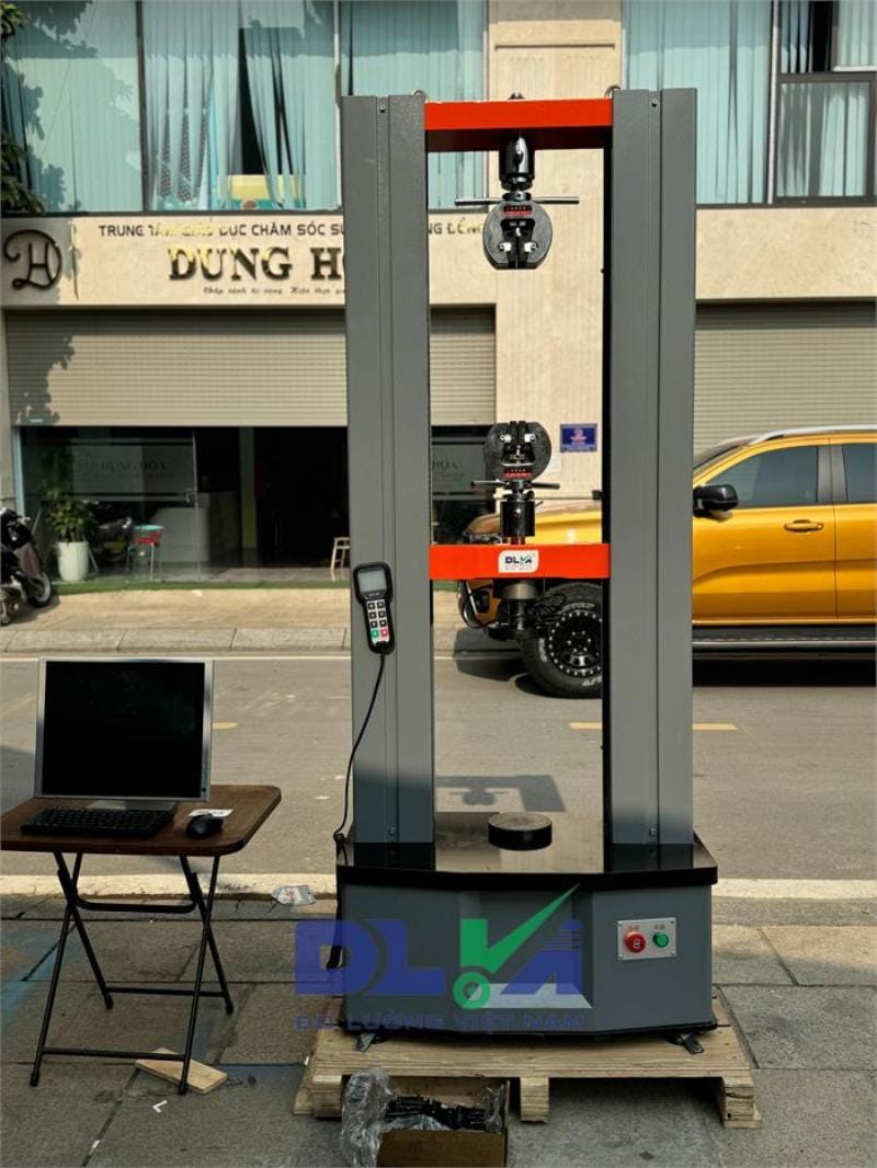 Thiết bị thí nghiệm đo hệ số thoát nước ngang của vải địa kỹ thuật, hiển thị mẫu vải và hệ thống đo lường chính xác