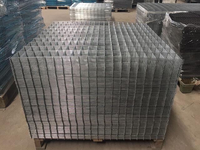 Thiết kế hàng rào lưới B40 cần chú trọng đến việc lựa chọn vật liệu và cách gia cố để đảm bảo độ bền vững theo thời gian.