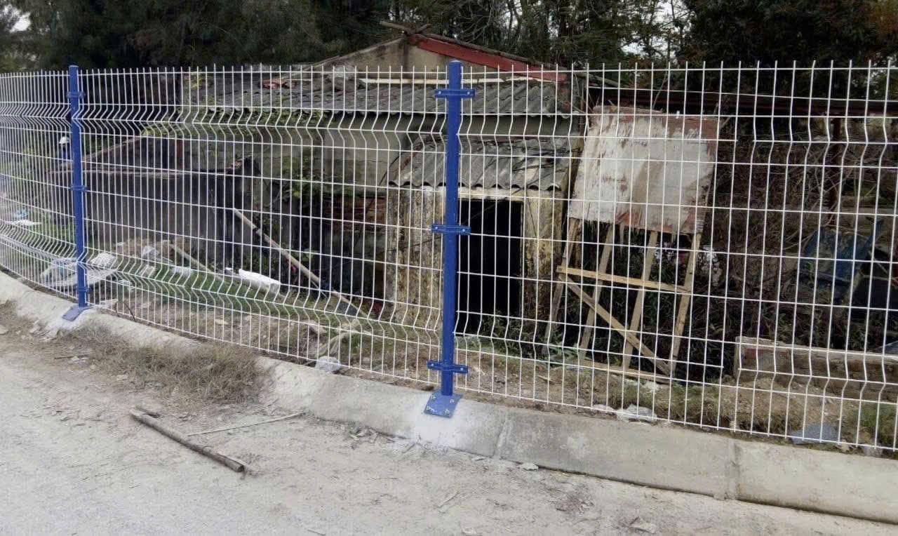 Thiết kế hàng rào lưới thép hàn đẹp với các ô vuông đều đặn, khung thép chắc chắn, tạo nên một công trình an ninh thẩm mỹ cho khu dân cư, mẫu hàng rào lưới