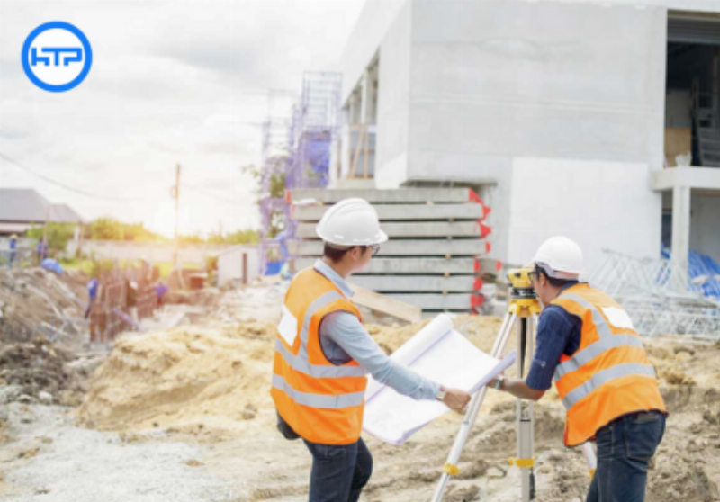 Thu thập mẫu địa chất cho dự án cầu lớn: Các kỹ sư địa kỹ thuật lấy mẫu đất tại công trường để phân tích, đảm bảo nền móng vững chắc cho công trình vượt sông quan trọng.