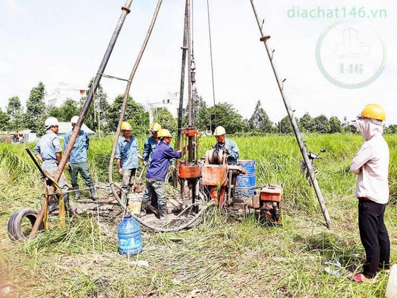 Việc thu thập mẫu địa chất để thí nghiệm trong phòng là bước quan trọng để hiểu rõ các đặc tính cơ lý của đất đá