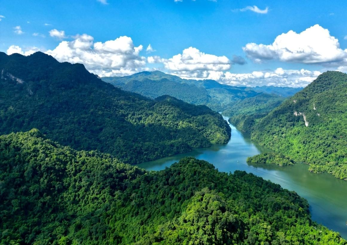 Cảnh quan hùng vĩ của thủy điện Thác Bà với con đập lớn và hồ nước mênh mông