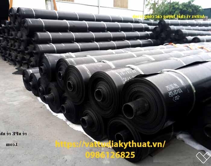 Đội ngũ thi công đang tiến hành trải màng HDPE tại khu vực chân kênh mương