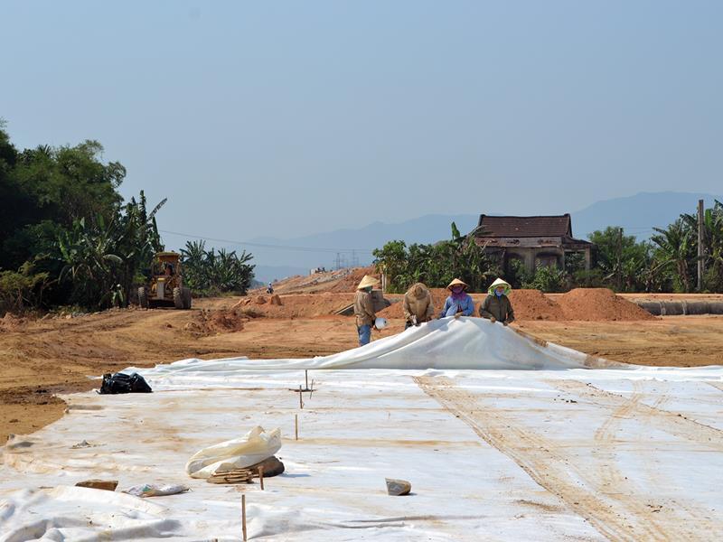 trải vải địa kỹ thuật chồng mí