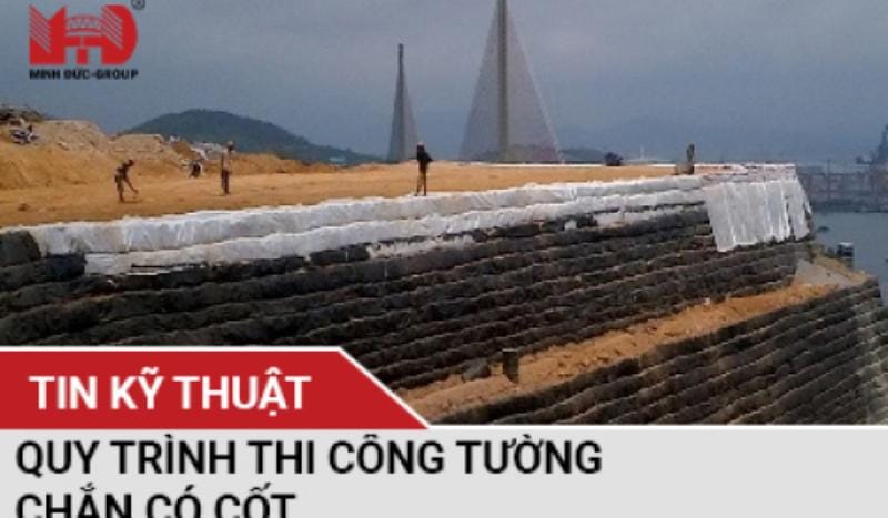 Tường chắn đất có cốt (MSE Wall) đang được thi công tại một dự án xây dựng ở Việt Nam, thể hiện các lớp gia cố và mặt panel phía trước