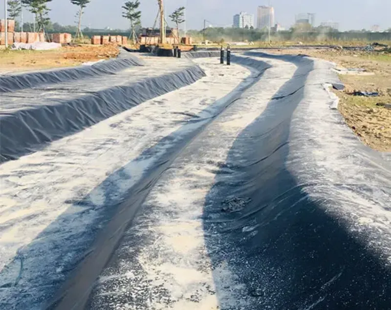 Màng chống thấm HDPE được thi công tại công trình xử lý chất thải rắn, yêu cầu kiểm tra mối hàn nghiêm ngặt