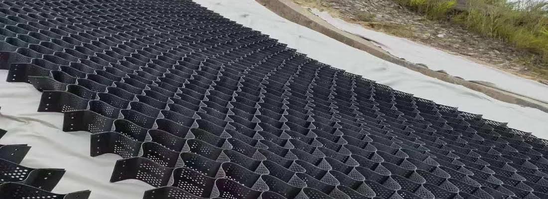 Ứng dụng màng HDPE ngăn thấm công trình giao thông trên địa hình đá, giúp chống sạt lở mái dốc và bảo vệ nền đường