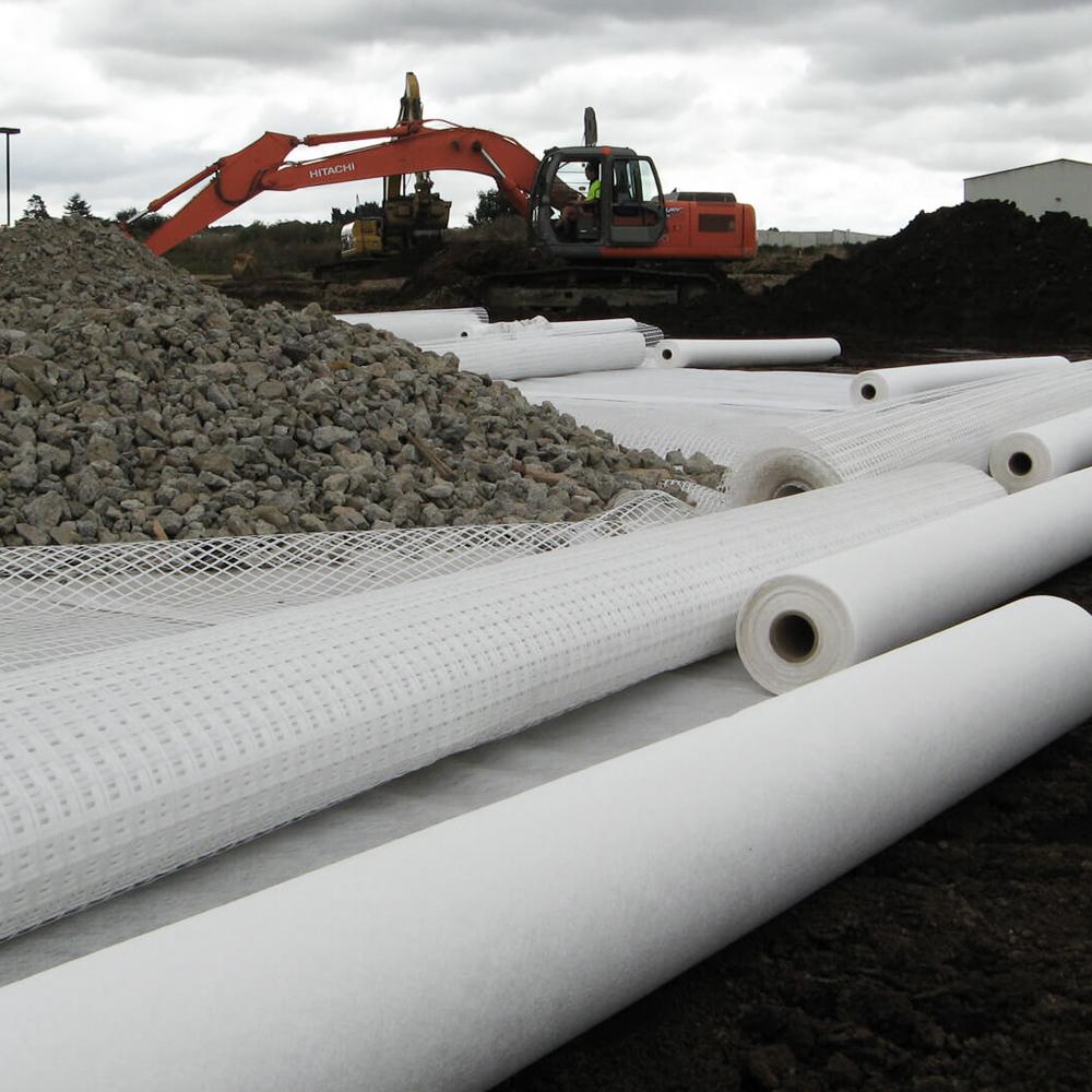 Vải địa kỹ thuật đóng vai trò quan trọng trong việc gia cố và ổn định kết cấu đê kè, ngăn ngừa xói lở hiệu quả